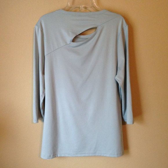 GymShark Top with Cut-Out Design on Back Medium - Picture 8 of 8